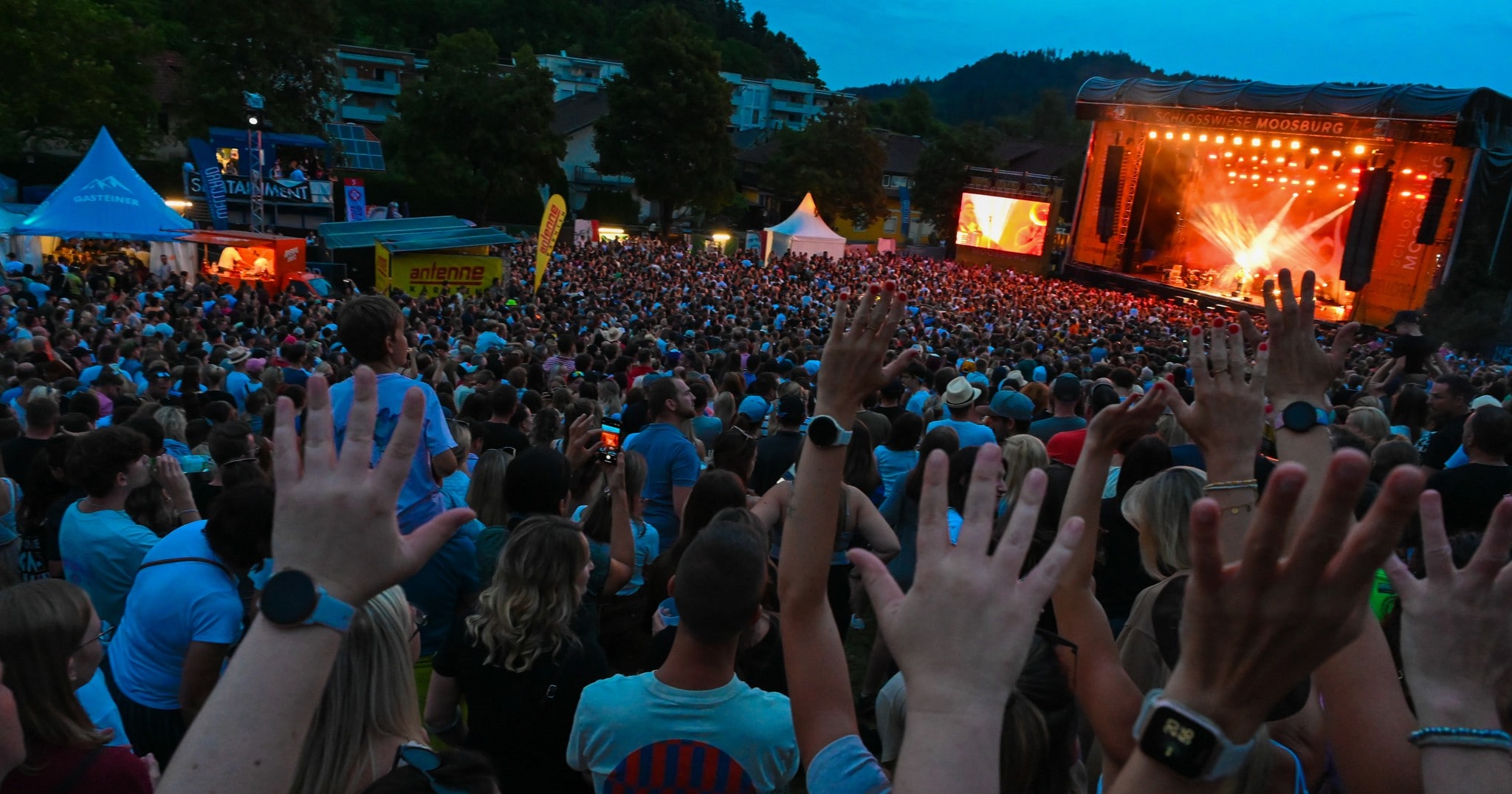 Top-Künstler und Tausende Fans verwandeln die Schlosswiese in eine gigantische Konzertarena.