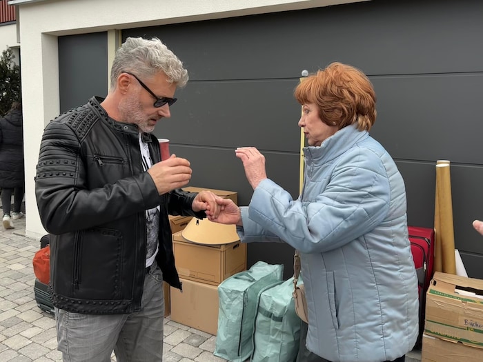 Andy Aichholzer als „Gottfried Würcher“ und Nora Bollmann als „Liebes-Opfer“ mit ihrem Hab und ...