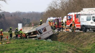 Durch den Aufprall wurde das Fahrzeug stark deformiert