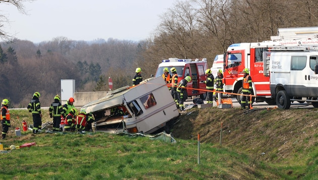 Durch den Aufprall wurde das Fahrzeug stark deformiert