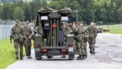 Archivbild aus dem Jahr 2024: Schweizer Soldaten beim Verladen von Kriegsgerät für eine ...