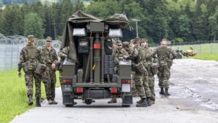 Archivbild aus dem Jahr 2024: Schweizer Soldaten beim Verladen von Kriegsgerät für eine ...