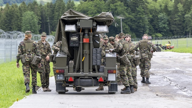 Archivbild aus dem Jahr 2024: Schweizer Soldaten beim Verladen von Kriegsgerät für eine ...