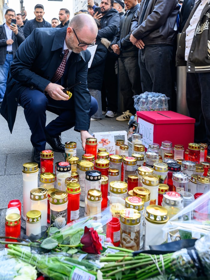 Auch Bürgermeister Dietmar Prammer zündete eine Kerze an.