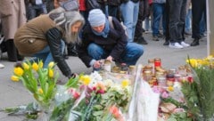 Immer wieder wurden Blumen niedergelegt oder Gedenkkerzen entzündet.