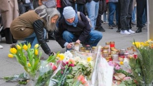 Immer wieder wurden Blumen niedergelegt oder Gedenkkerzen entzündet.