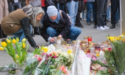 Immer wieder wurden Blumen niedergelegt oder Gedenkkerzen entzündet.