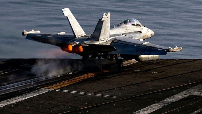 Start eines Kampfflugzeugs vom Typ EA-18G Growler vom US-Flugzeugträger USS Abraham Lincoln