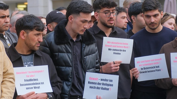 Versöhnliche Botschaften auf Transparenten