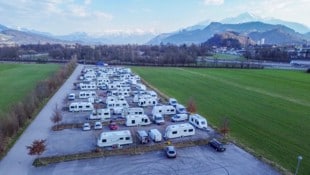 Die Sinti und Roma campen derzeit vor dem Stadion in Grödig.