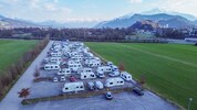 Die Sinti und Roma campen derzeit vor dem Stadion in Grödig.