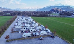 Die Sinti und Roma campen derzeit vor dem Stadion in Grödig.