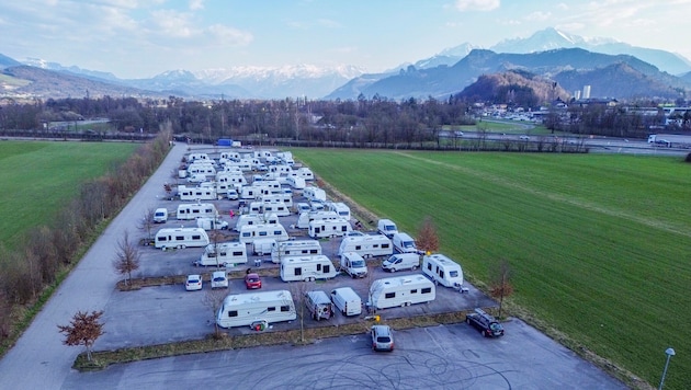 Die Sinti und Roma campen derzeit vor dem Stadion in Grödig.