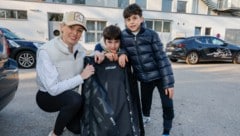 Denise Dlouhy holt ihre Söhne Kian und Lias (v.l.) vom Eishockey-Training ab.