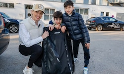 Denise Dlouhy holt ihre Söhne Kian und Lias (v.l.) vom Eishockey-Training ab.