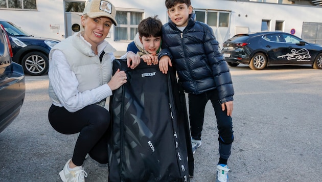 Denise Dlouhy holt ihre Söhne Kian und Lias (v.l.) vom Eishockey-Training ab.