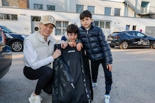 Denise Dlouhy holt ihre Söhne Kian und Lias (v.l.) vom Eishockey-Training ab.