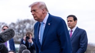 US-Präsident Donald Trump (hinten US-Außenminister Marco Rubio) vor dem Weißen Haus