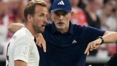 Englands Nationaltrainer Thomas Tuchelmit Harry Kane.