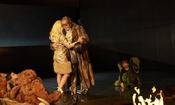 Caroline Peters und Nicholas Ofczarek in Thornton Wilders „Wir sind noch einmal davongekommen“.