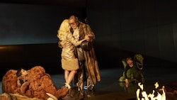 Caroline Peters und Nicholas Ofczarek in Thornton Wilders „Wir sind noch einmal davongekommen“.