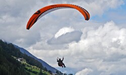 Aus unbekannter Ursache klappte der Schirm zusammen.