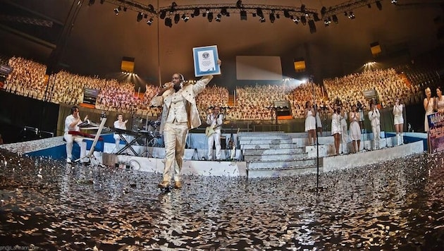 Sänger und Vocal-Coach Mano Michael auf der Bühne