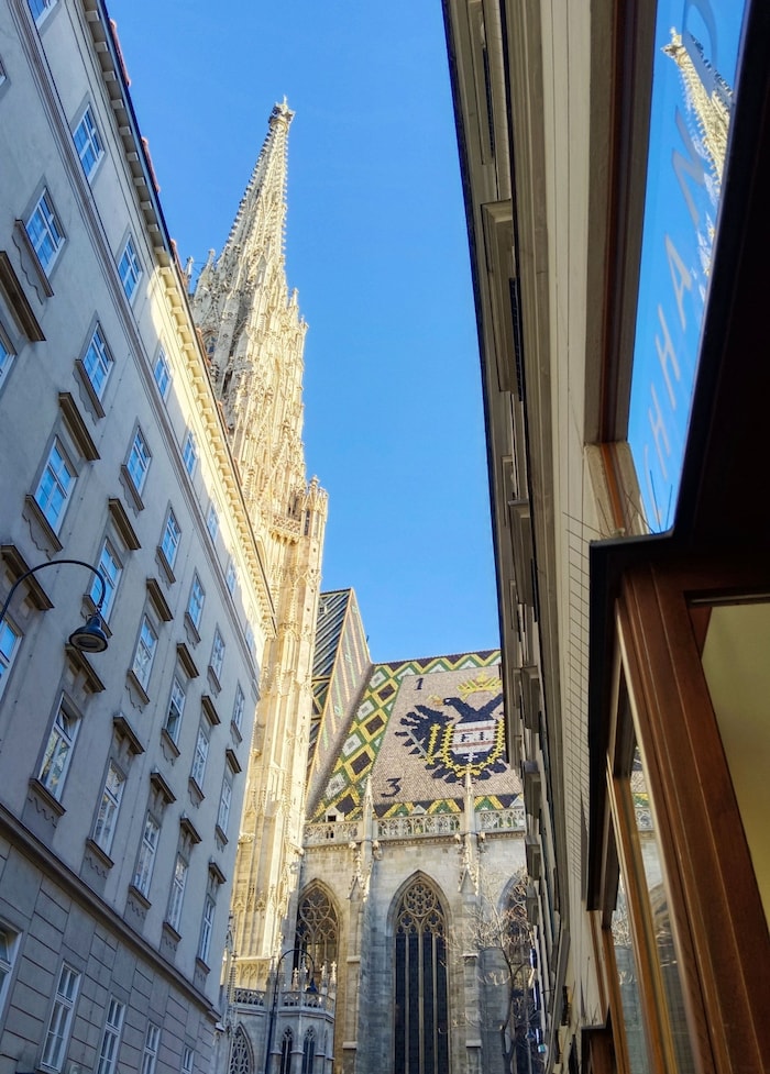 Der berühmte „Leporello-Blick“ – von der Buchhandlung zum Dom