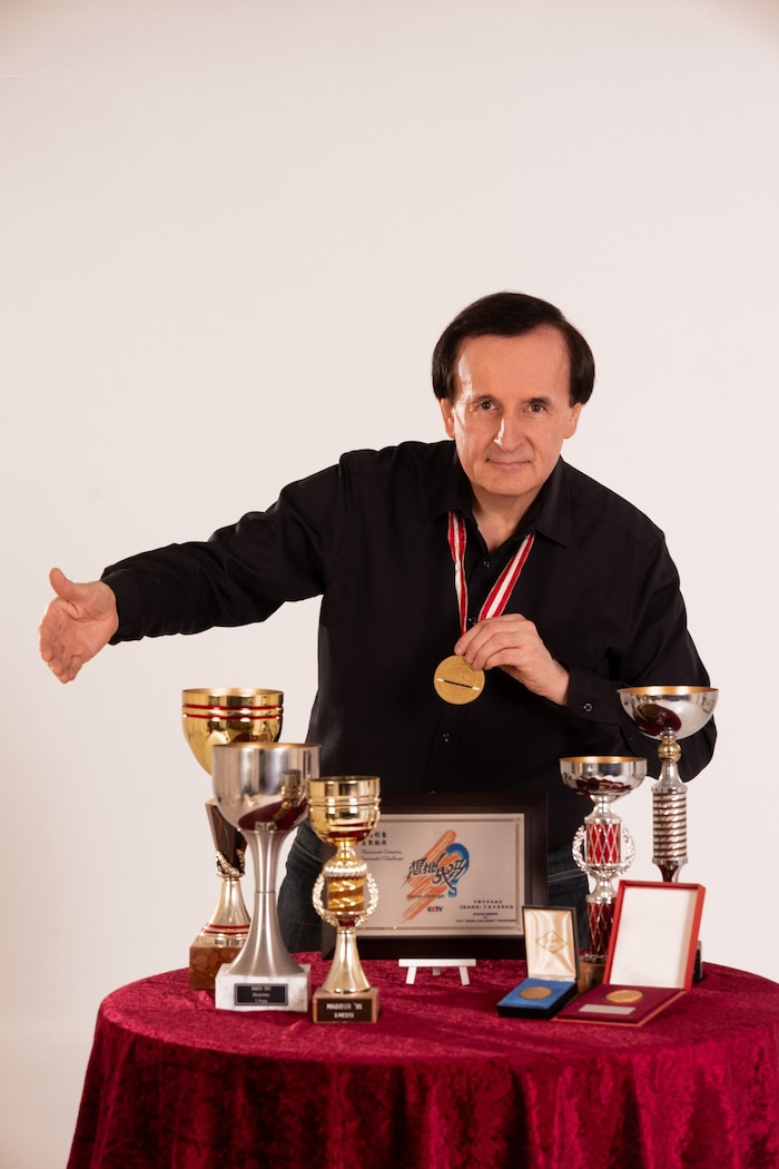 Don Alfredo mit einigen seiner Auszeichnungen