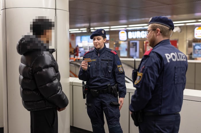 Auch Polizeischüler wurden im Rahmen ihrer Ausbildung bei der Schwerpunktkontrolle eingesetzt. ...