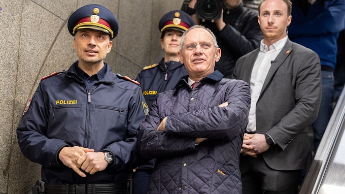 Innenminister Gerhard Karner (li.) und Vize-Landespolizeipräsident Dieter Csefan machten sich ...