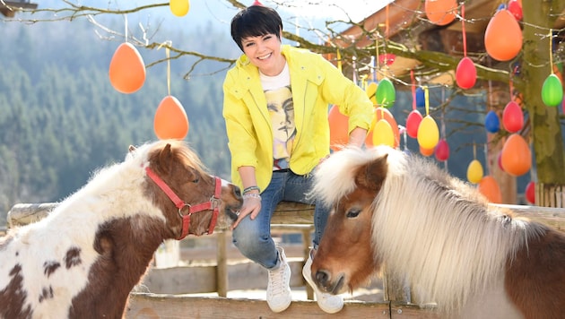 Francine Jordi und das Gut Aiderbichl passen einfach zusammen. An einem sonnigen Nachmittag ...