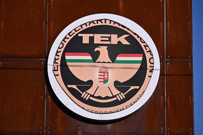 Die Beamten der ungarischen Terrorabwehr (TEK) lauerten den Geldtransportern auf und stoppten ...