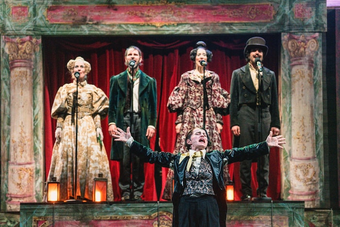 Das Ensemble mit Musikerin deeLinde (vorne)