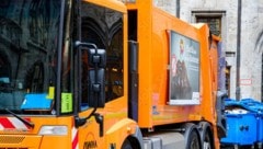 In Bayern ist am Freitag ein Müllmann in ein Auto gezogen und schwer verletzt worden ...