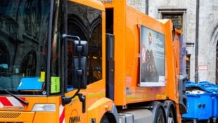 In Bayern ist am Freitag ein Müllmann in ein Auto gezogen und schwer verletzt worden ...