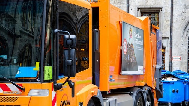 In Bayern ist am Freitag ein Müllmann in ein Auto gezogen und schwer verletzt worden ...