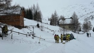 Die Feuerwehr Ramingstein kam dem Lenker zu Hilfe.