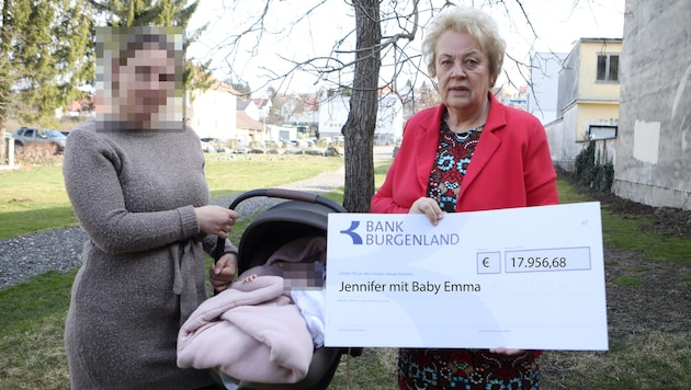Volkshilfe- Präsidentin Verena Dunst übergab den Scheck an Jennifer und Emma.