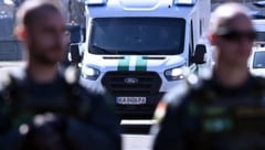 Ein Bankmitarbeiter aus dem Konvoi soll eine Injektion verabreicht bekommen haben. Ein ...