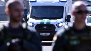 Ein Bankmitarbeiter aus dem Konvoi soll eine Injektion verabreicht bekommen haben. Ein ...