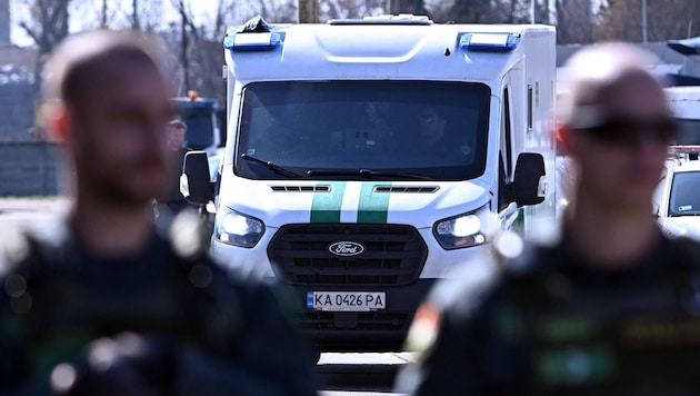 Ein Bankmitarbeiter aus dem Konvoi soll eine Injektion verabreicht bekommen haben. Ein ...