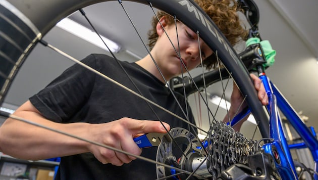 Lehrling Henri Finn Huemer bei der Arbeit.