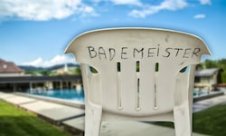 Weil man in Krumbach keinen Bademeister gefunden hat, dürfen die Gäste jetzt gratis ins ...