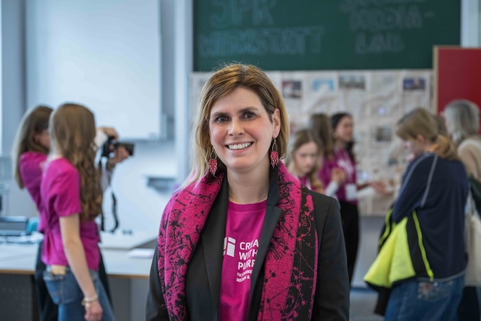 Martina König, hier beim Stand der Journalismus- und PR-Studenten, ist seit 2002 Dozentin, seit ...