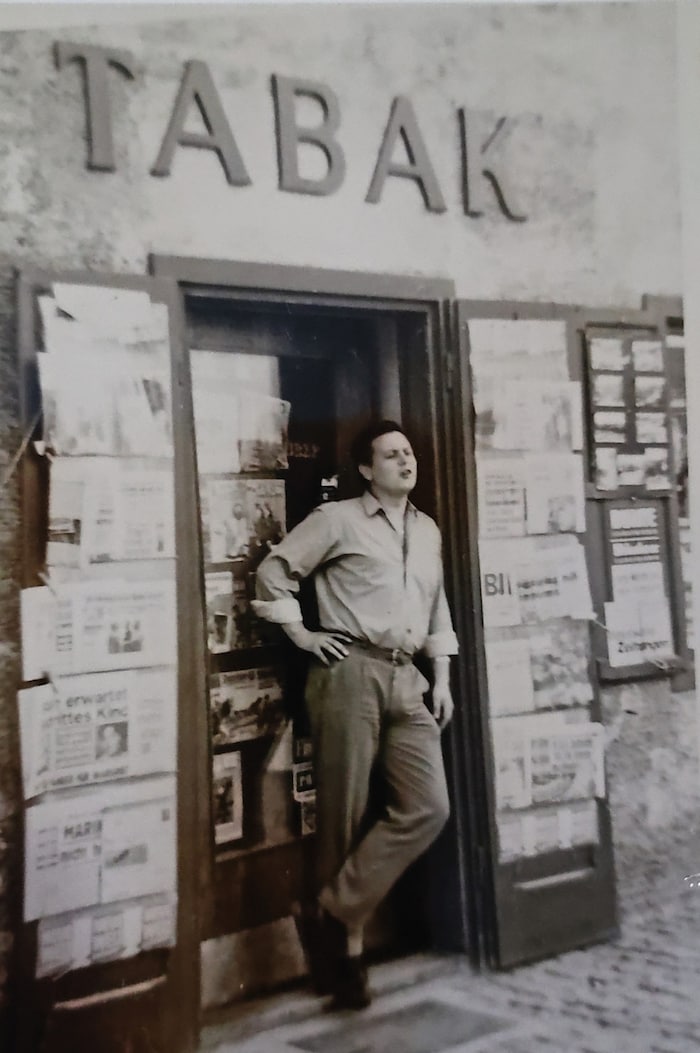 Der Papa in den 1960er Jahren vor dem ersten Geschäft.