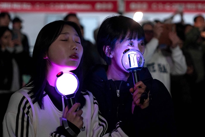 Fans mit der sogenannten „Army Bomb“ – der Leuchtstab wird über Bluetooth synchronisiert, um im ...