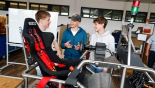 An ihren Projekten – etwa einem Rennsimulator – arbeiten die Schüler selbstständig.