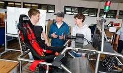 An ihren Projekten – etwa einem Rennsimulator – arbeiten die Schüler selbstständig.