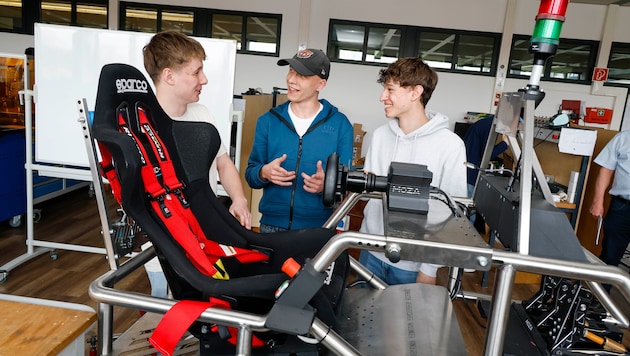 An ihren Projekten – etwa einem Rennsimulator – arbeiten die Schüler selbstständig.